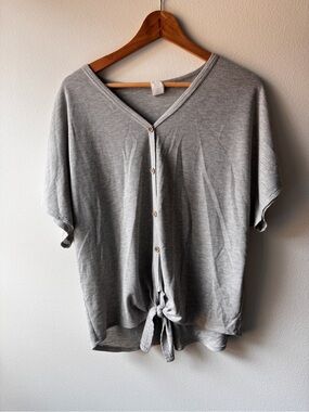 Brenda’s Women’s Gray Button-Front Tie Hem Top